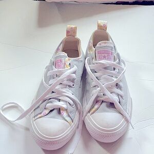 Converse. Allstar sneakers 
Size 4 girls
Color gray and white